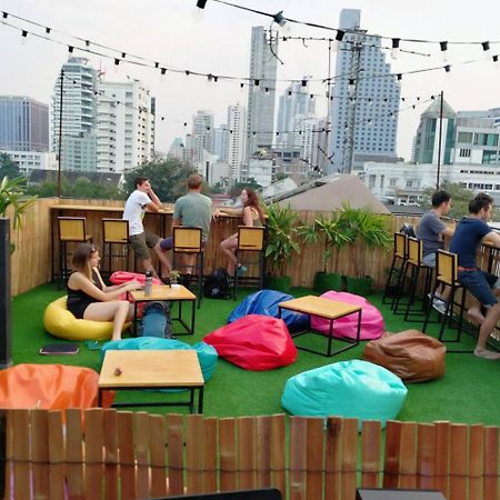 Revolution Asoke Pansiyon Bangkok Dış mekan fotoğraf