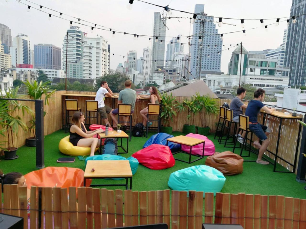 Revolution Asoke Pansiyon Bangkok Dış mekan fotoğraf